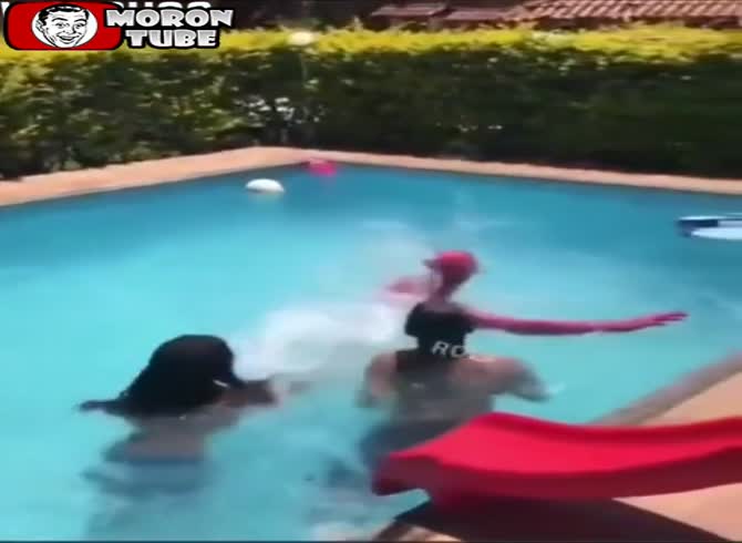 Video :Spider-Man dives into a swimming pool and nearly drowns!